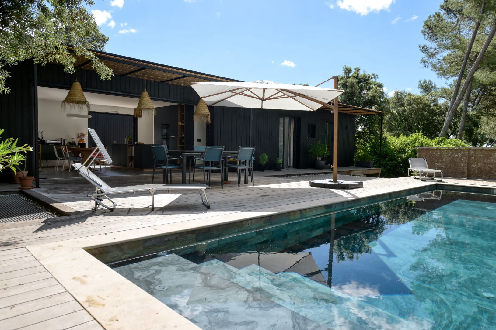 Villa contemporaine conçue par l'architecte Benoît Gilet  à ossature bois avec terrasse en bois, piscine.
