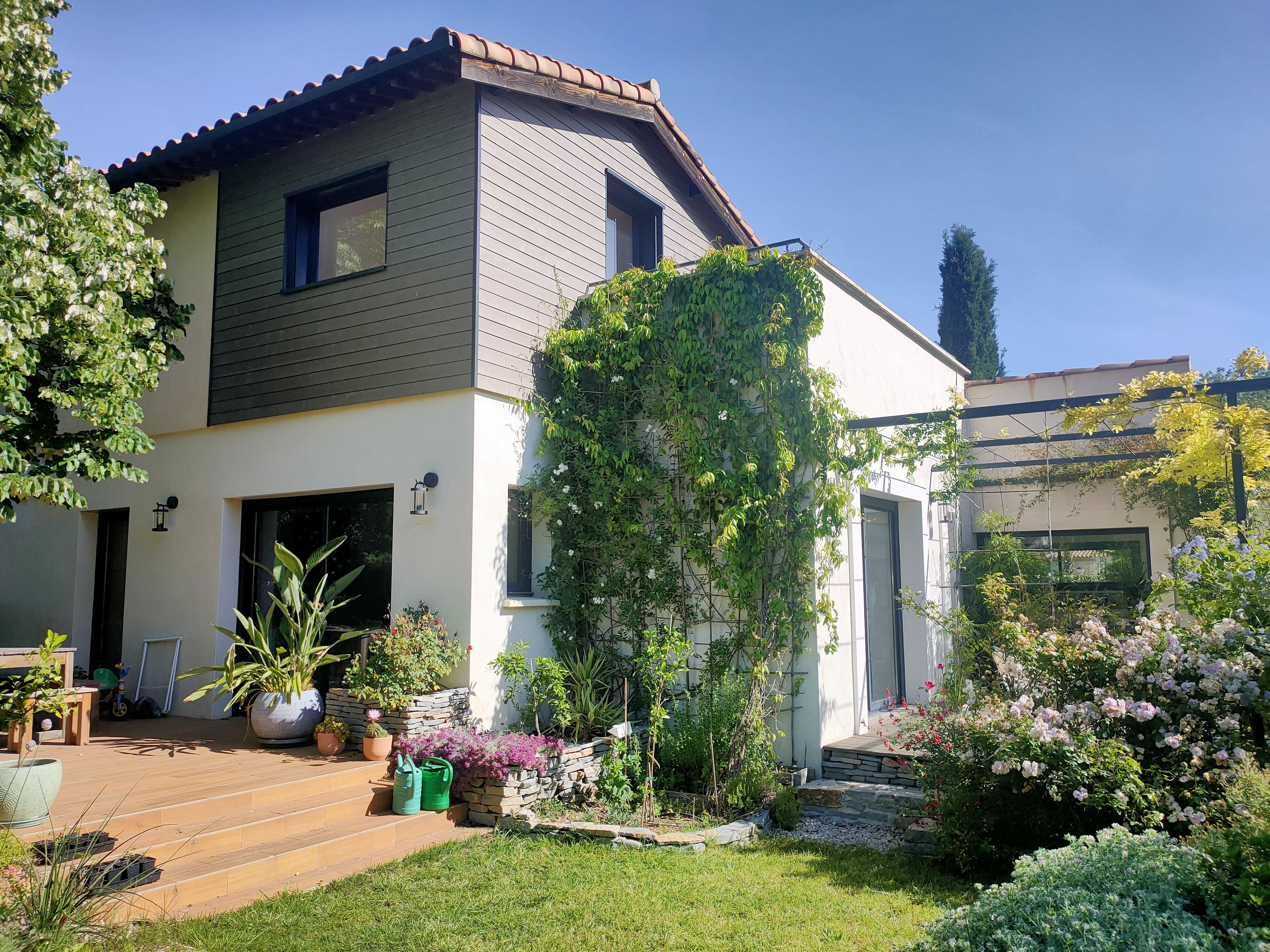 Villa contemporaine ossature bois , intégrée dans le milieu naturel conçue par l'architecte Benoît Gilet  
