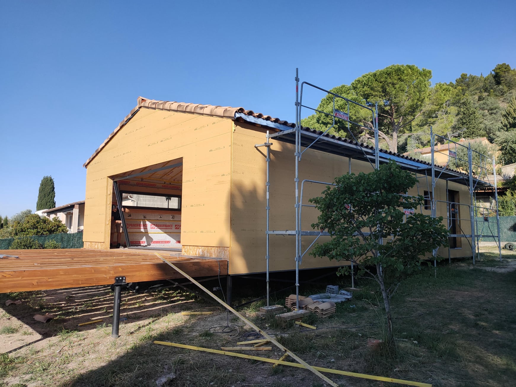 Maison contemporaine sur pilotis avec fondations Technopieux adaptée à un terrain en forte pente.