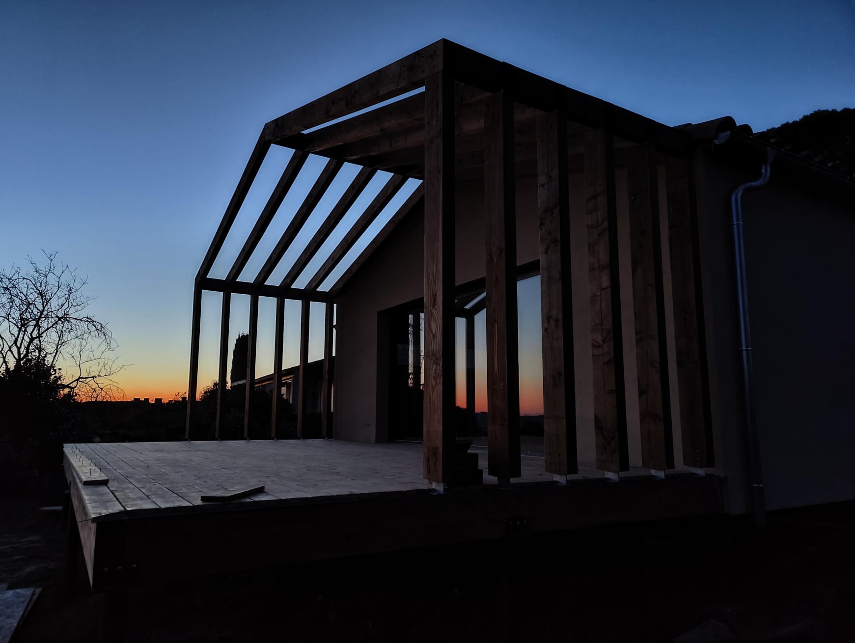 Maison contemporaine sur pilotis avec fondations Technopieux adaptée à un terrain en forte pente.