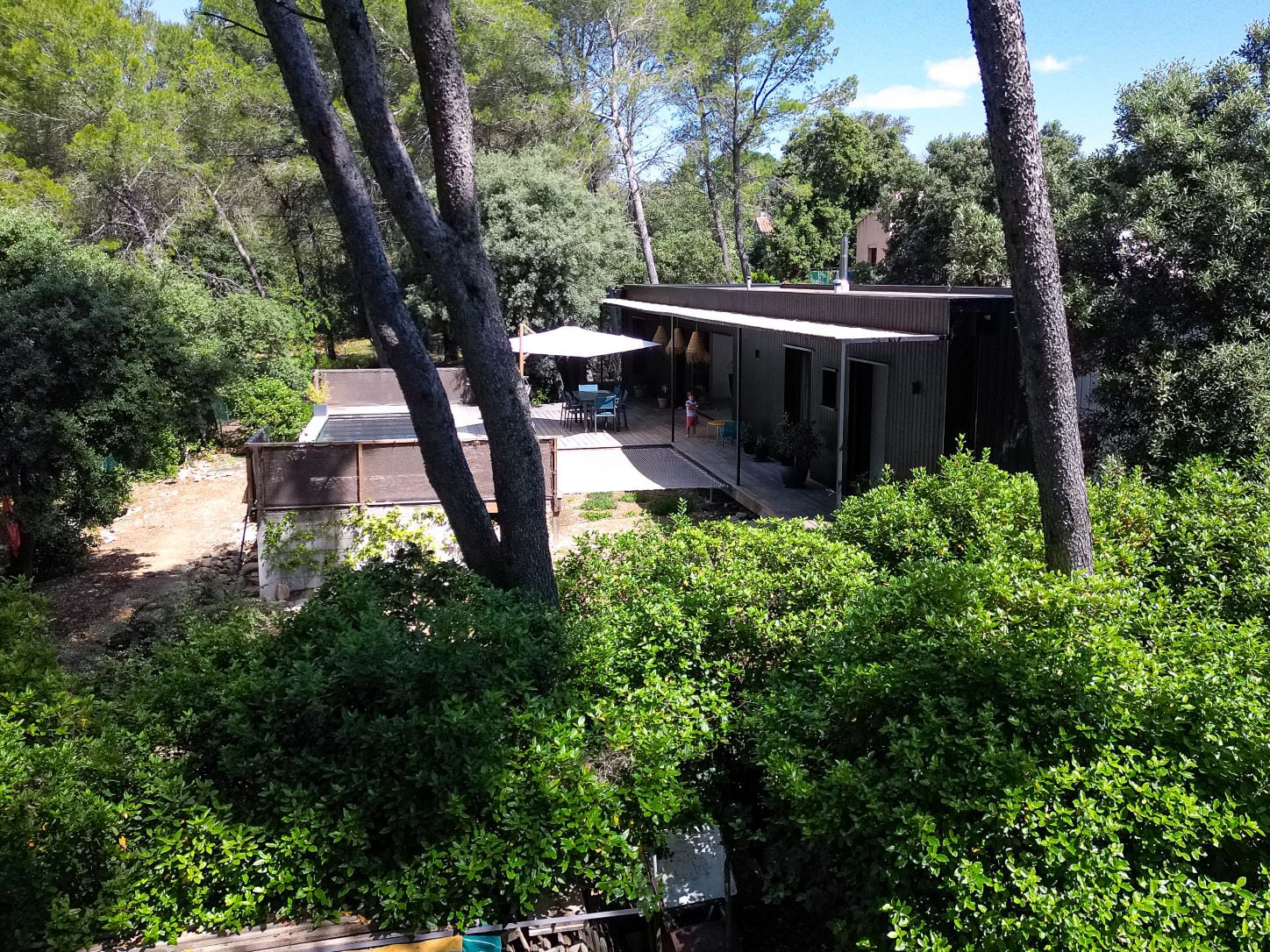 Villa contemporaine ossature bois , intégrée dans le milieu naturel conçue par l'architecte Benoît Gilet  