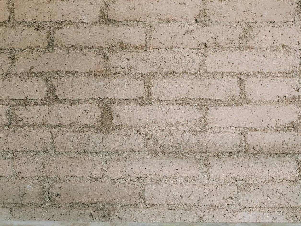 Maçonnerie intérieure en brique de terre crue , construction d'un mur Trombe.