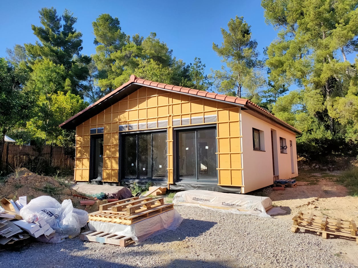 Maison contemporaine sur Technopieux avec isolation extérieure en fibre de bois et façade enduite à la chaux.
