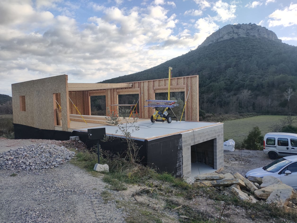 Construction d'une maison à ossature bois sur soubassement béton  réalisée par Home Habilis dans le Gard.